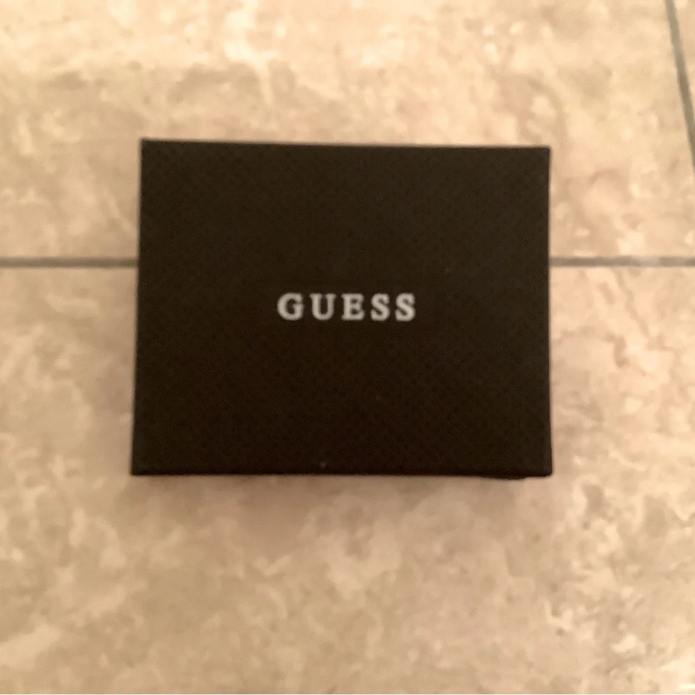 Amazing leather  trifold wallet .new in box